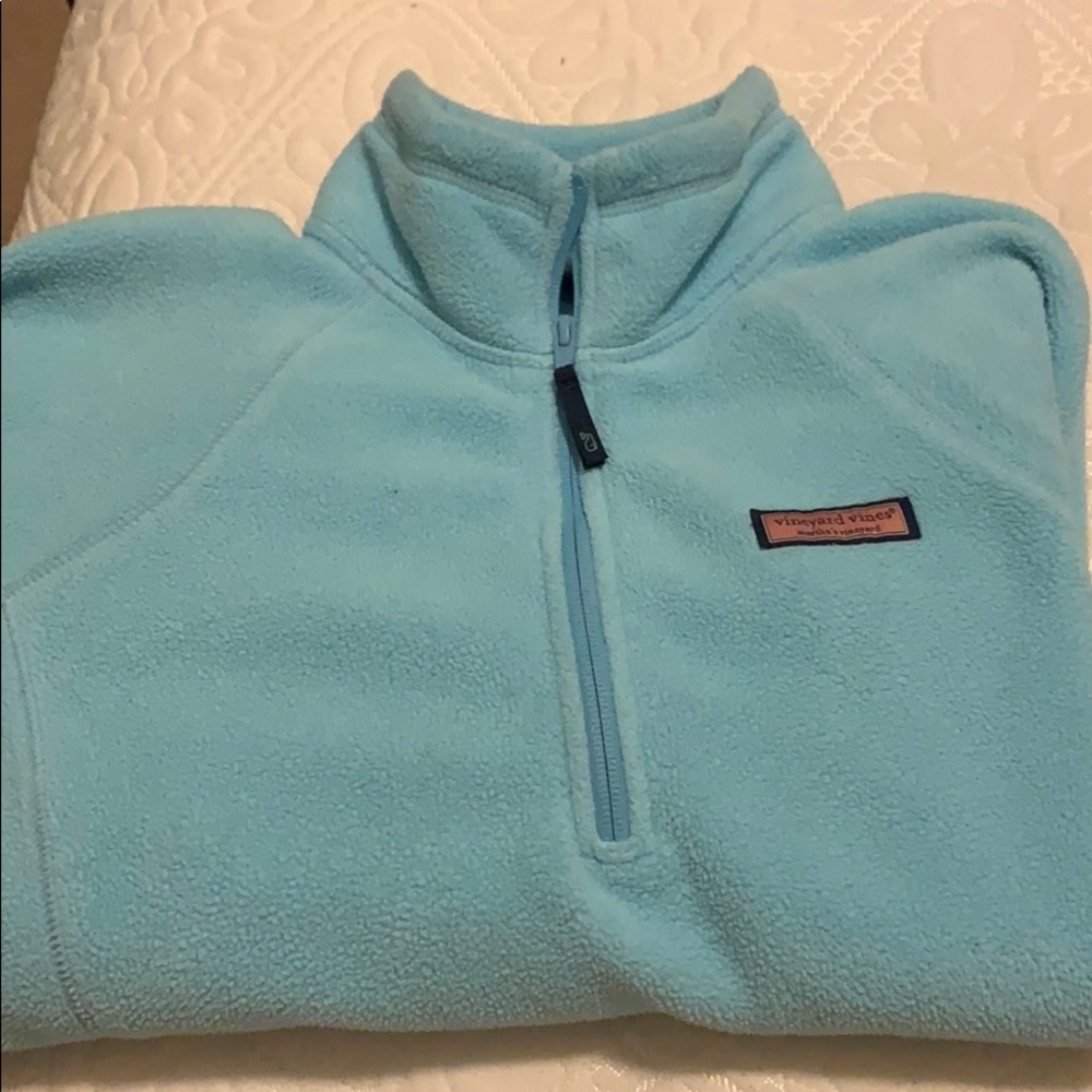 Women’s blue vineyard vines pull over